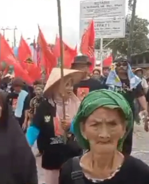 Demi Anak Cucu nenek 80 Tahun ikuti aksi jalan kaki Dari Riau ke Jakarta Lapor  Presiden Prabowo Subiato