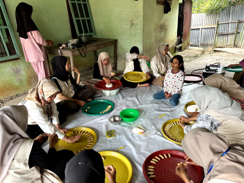 Mahasiswa KKN Universitas Abdurrab Ikut Membantu Ibu PKK dalam Produksi Kue Pilin Usaha Dapur Sunan, UMKM Desa Pulau Tongah yang Jadi Oleh-Oleh Favorit