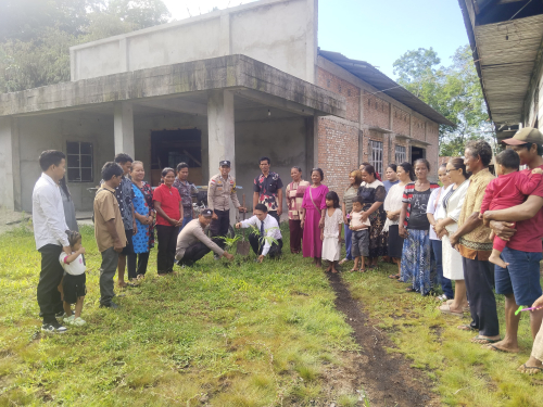 Green Policing, Polsek Rangsang Tanam Pohon Hias di Gereja GPdI Desa Beting Dusun Banau