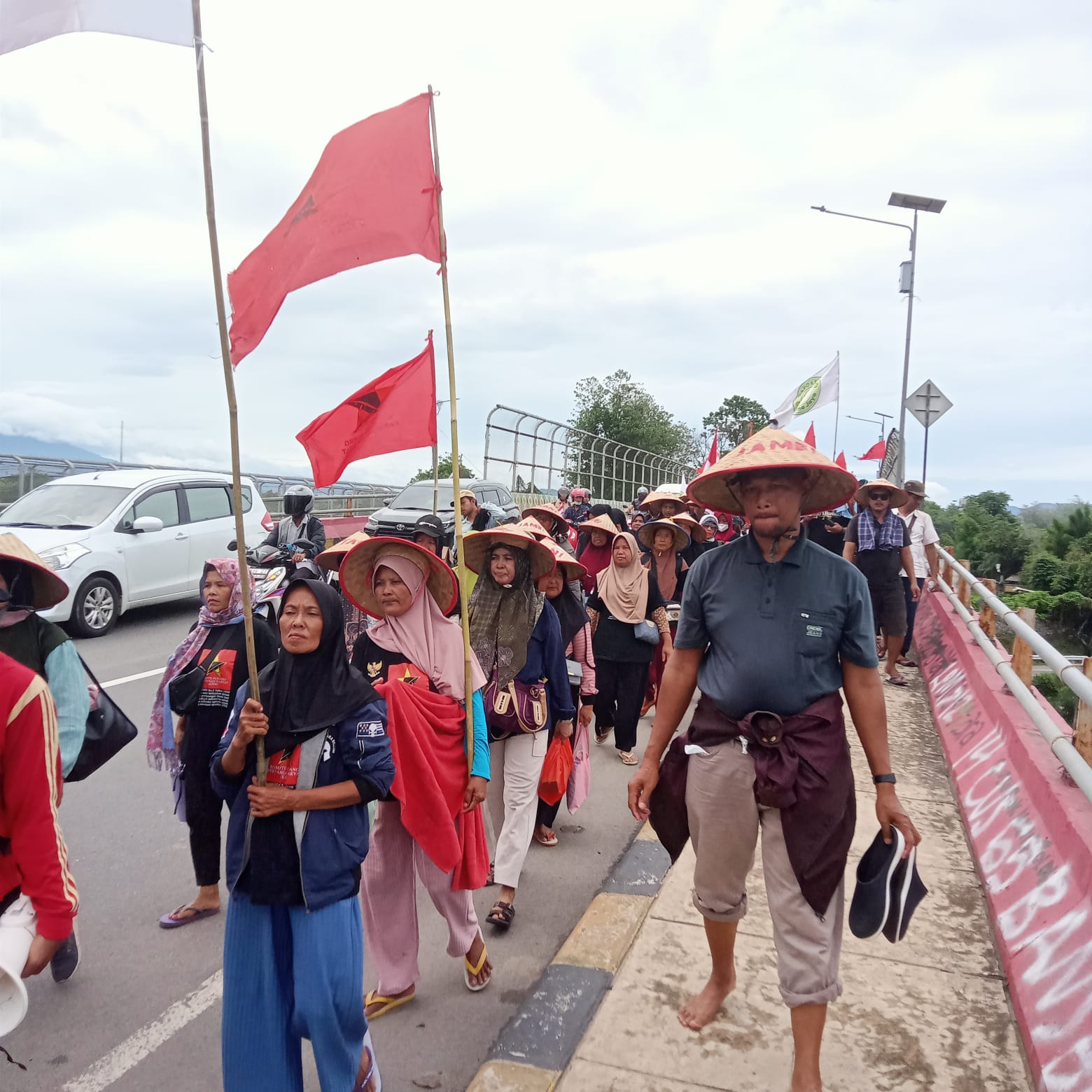 Tuntut keadilan, Hari ke 4 jalan kaki 700 Petani Riau dan Jambi menuju Istana Presiden Temui Prabowo