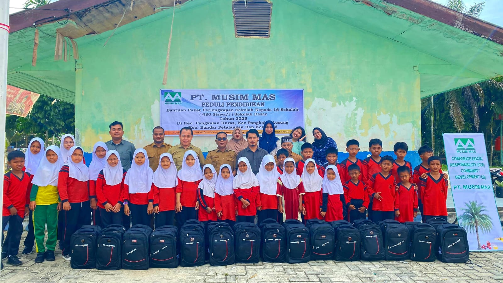PT Musim Mas kembali salurkan paket perlengkapan sekolah kepada 480 siswa di Desa Sekitar Perusahaan