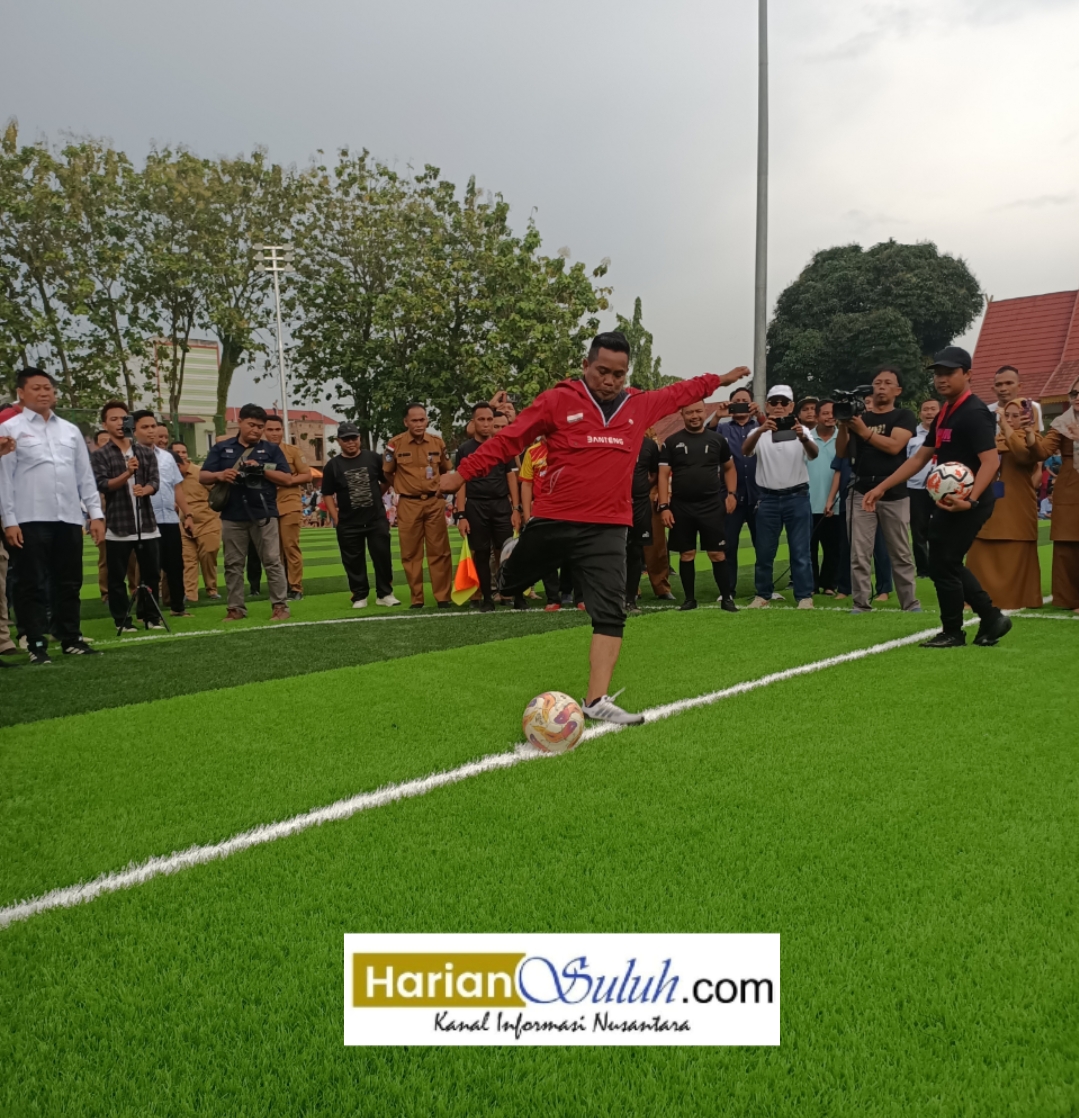 Dihadiri Ribuan Masyarakat, Bupati Pelalawan Trial Lapangan Mini Soccer Rumput Sintetis Pangkalan Kerinci